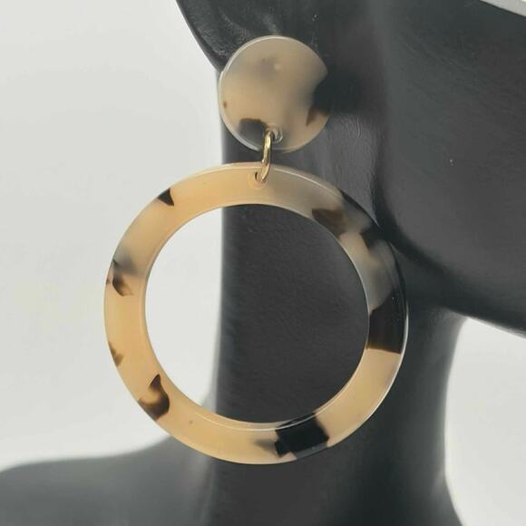 Tortoise Shell Hoop Earring - Picture 1 of 3